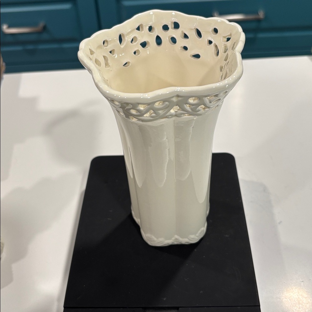 Vintage Alco Cream Scalloped Top Vase
